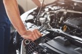 Trabajo de reparación en el motor de un vehículo